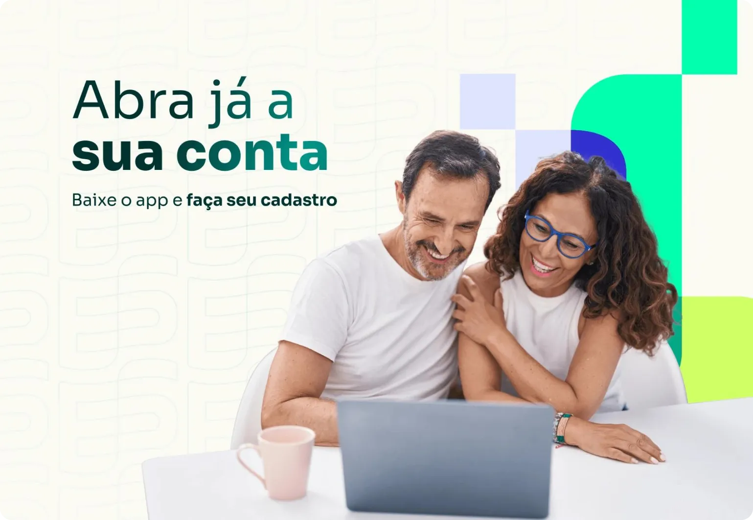 Casal usando o ES Bank